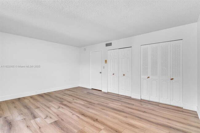 Building Photo - 265 Grapetree Dr