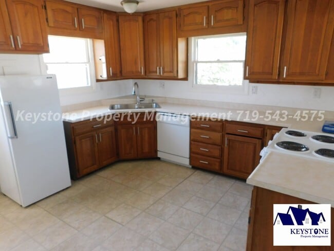 Building Photo - $560 Off Move In Special! 2 Bedroom/1 Bath/ 1 Car Garage House on Corner Lot - $1,125/$1,125