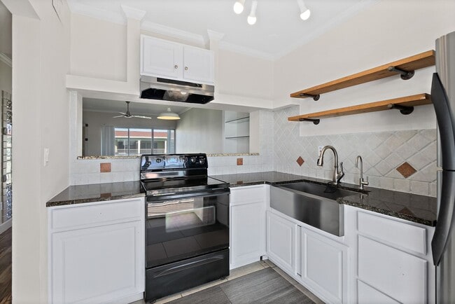 Building Photo - Spacious Riverview 1B/1B Condo