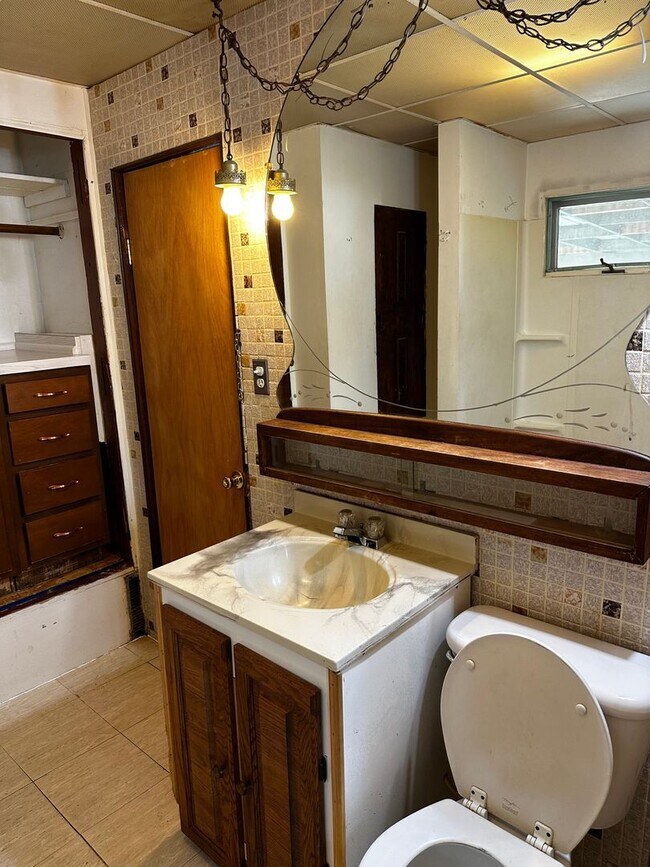 Building Photo - 1930s home with updates in quiet neighborhood