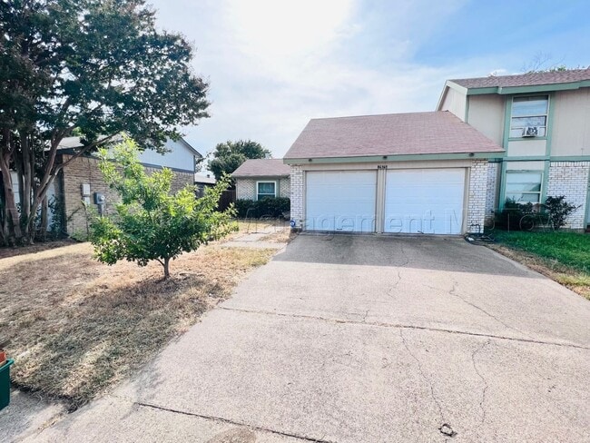 Building Photo - Charming 2 bedroom 1-bathroom Duplex unit features a prime location