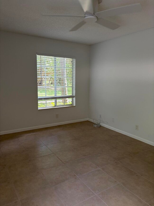 Building Photo - 13811 Oneida Dr