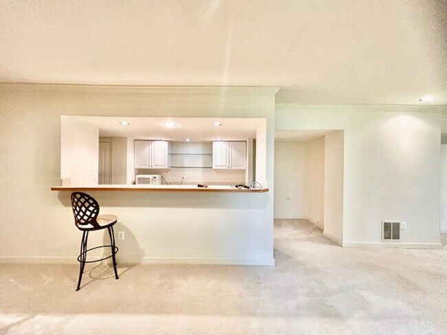 Building Photo - 10503 Aubinoe Farm Dr