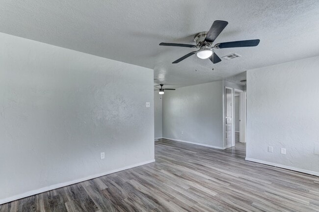 Building Photo - Newly Renovated  4 bedroom 1 bath