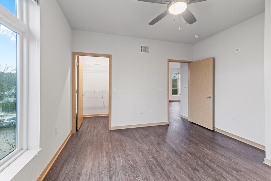 Building Photo - 1121 S Park St