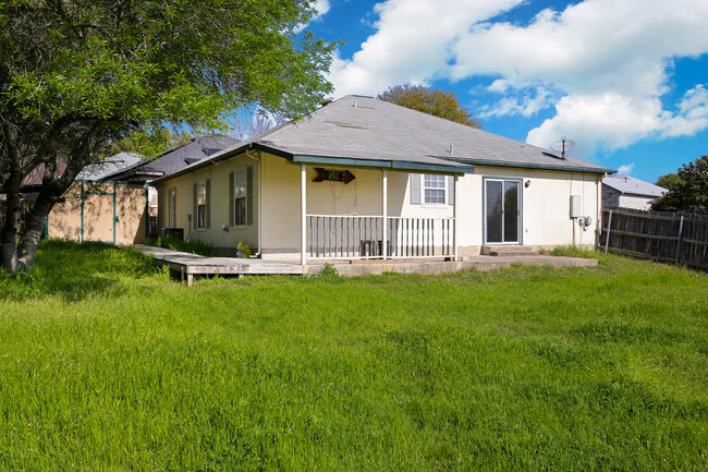 Building Photo - 716 Lago Vista St