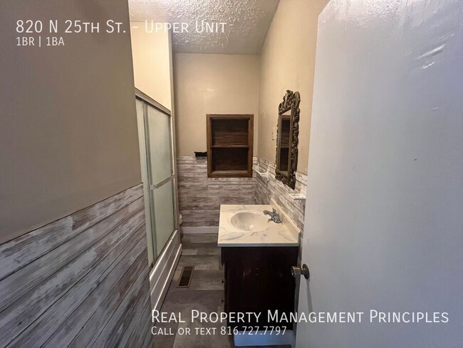 Building Photo - Pet Friendly, 1 Bedroom 1 Bath Walk-Up Tow...