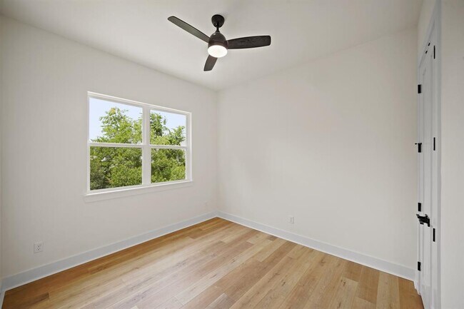 Building Photo - 4703 Oats St