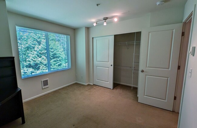 Building Photo - North Lynnwood Spacious Townhome with 2 car garage
