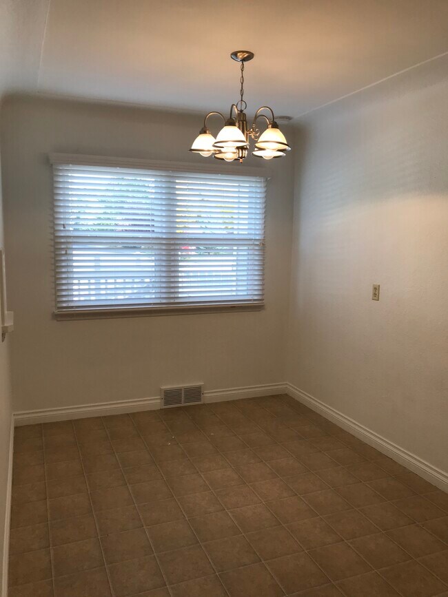 Separate dining room - 1202 9th St W