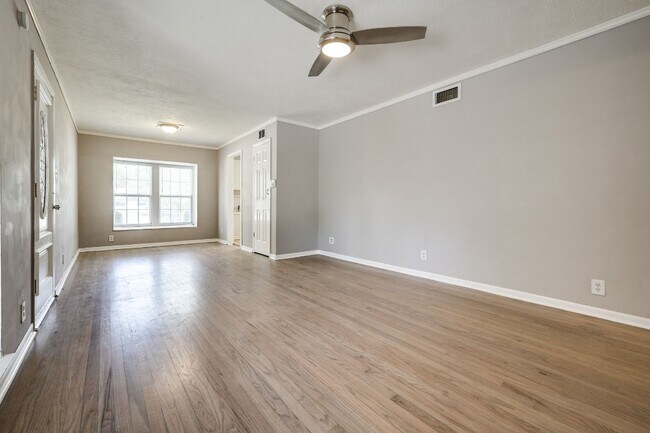 Building Photo - 2442 Oates Dr