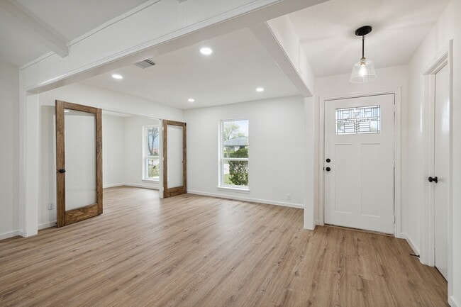 Building Photo - 9719 Springmont Dr