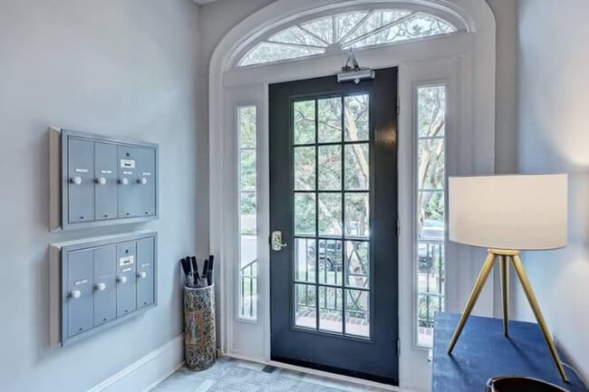 Building Photo - 518 Lamar Ave