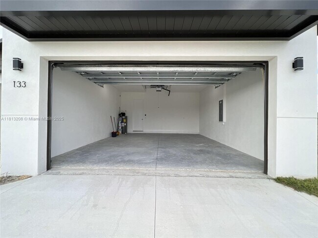 Building Photo - 133 Diplomat Pkwy E