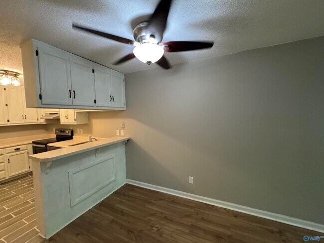Building Photo - 2080 Woodlawn Dr SW