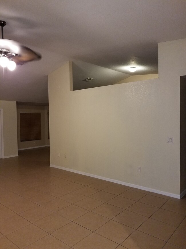 Building Photo - Spacious and Well-Maintained 4-Bedroom Hom...