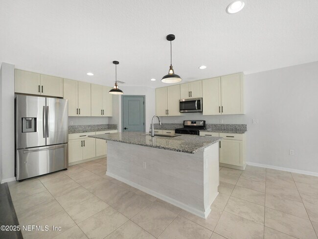 Building Photo - 597 Meadow Ridge Dr