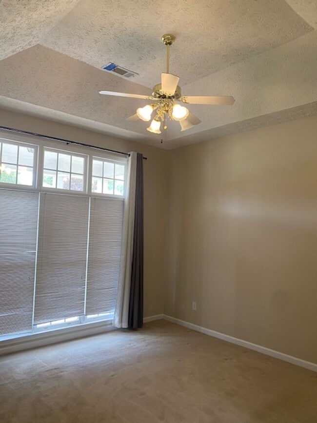 Building Photo - Lakefront family home