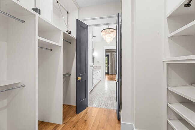 Building Photo - 726 E 28th St