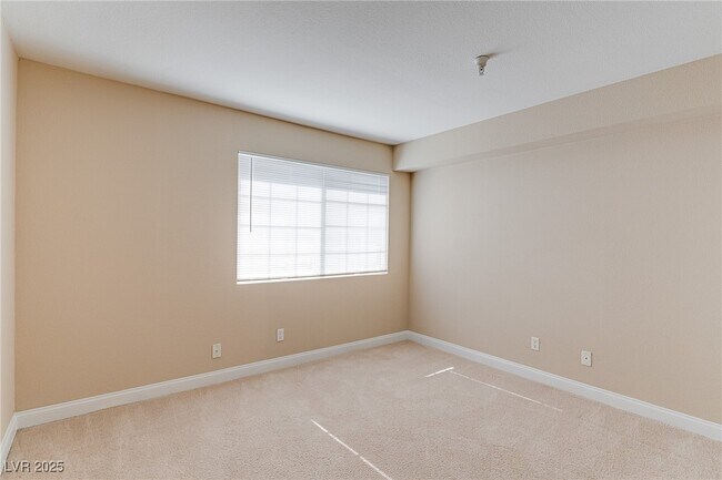 Building Photo - 2750 S Durango Dr