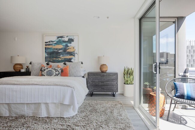 Building Photo - Stunning Two Bedroom Condo in Prime Neighborhood - Please Contact for Showing Availability!