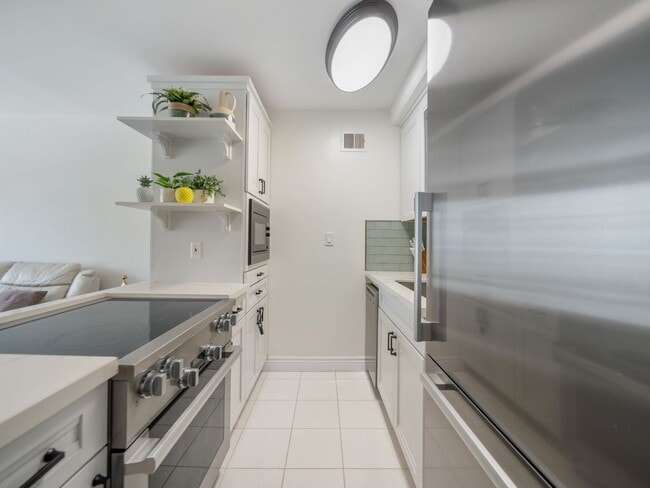 Building Photo - Stunning Fully Furnished 1 bedroom ALL utilities included!