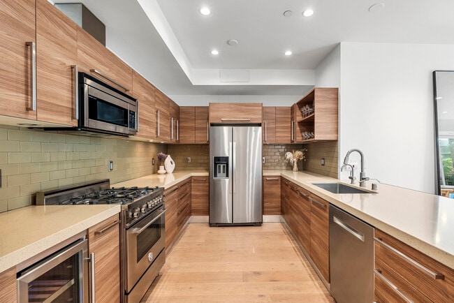 Building Photo - 855 N Croft Ave