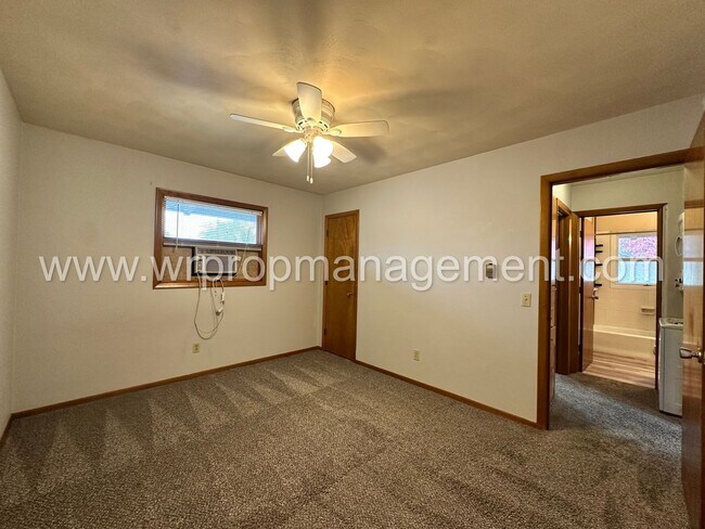 Building Photo - 400 Stamm St