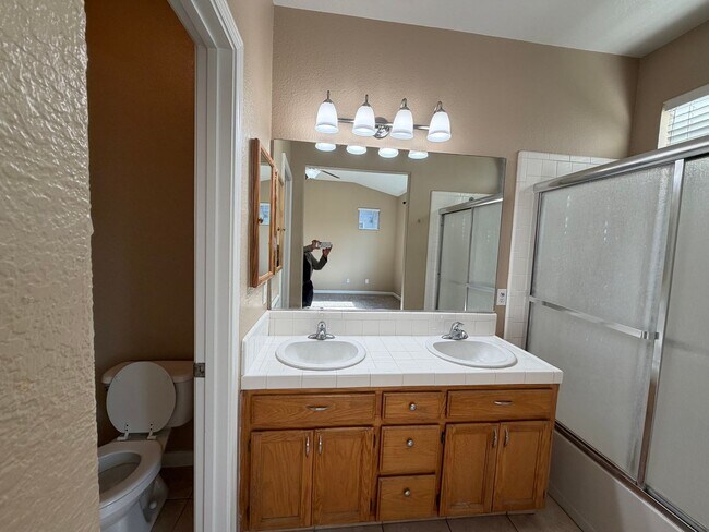 Building Photo - Single story home in Salida!