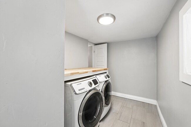 Building Photo - Beautifully Renovated Home with Modern Com...
