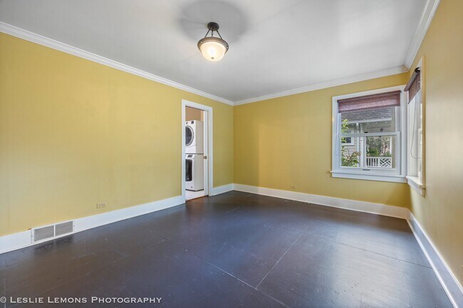 Building Photo - 241 W Van Buren Ave