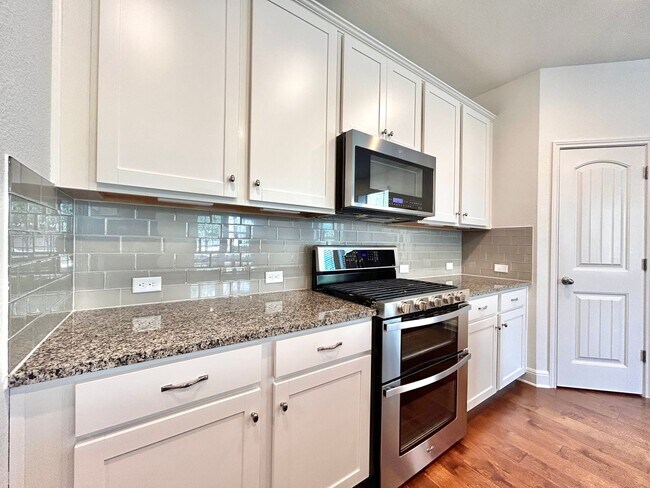 Building Photo - Beautiful and Contemporary 3 BR / 2.5 BA H...