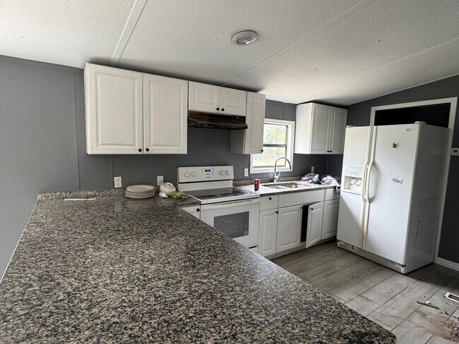 Building Photo - Large Fenced Yard In A Quiet Neighborhood