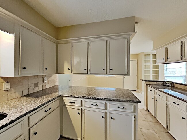 Building Photo - 16395 Havenpark Dr