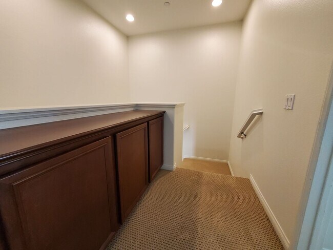 Building Photo - Spacious 4 Bedroom 3 Bath Two Story Riverp...