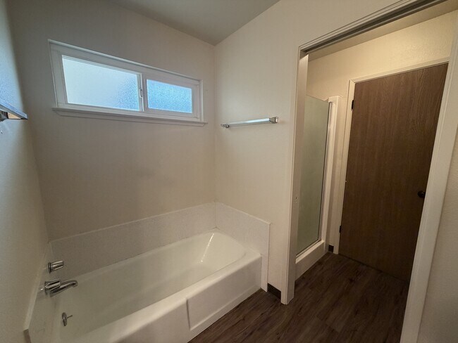 Building Photo - 1401 E Rumble Rd