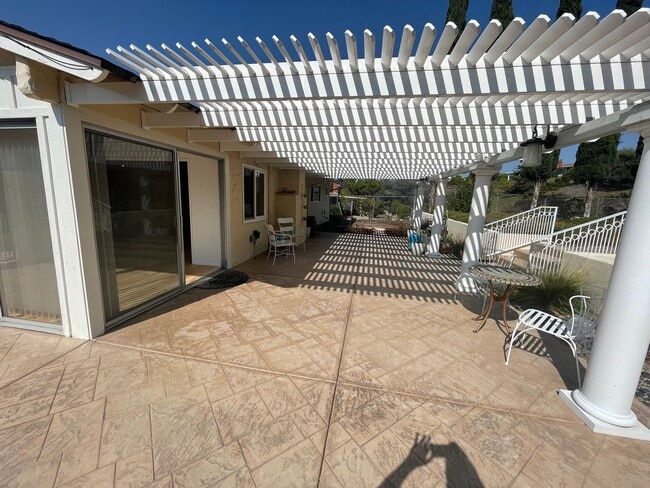 Building Photo - Awesome home on massive lot, 55+ community