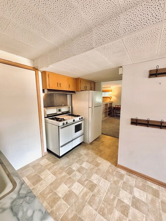 Building Photo - Quaint 1bed 1bath Lower Level Unit, With P...