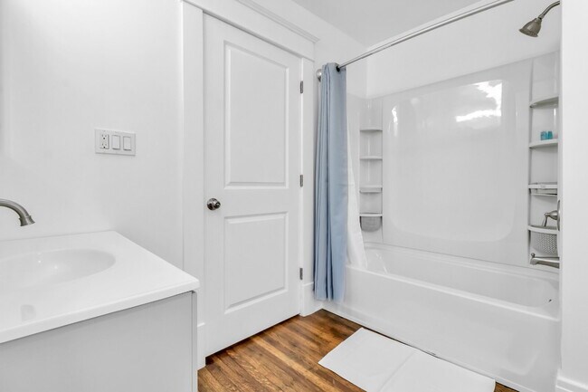 Building Photo - Furnished 3-Bedroom, 2-Bath Upper Unit in North Buffalo
