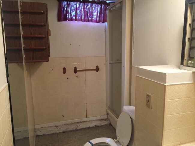 Building Photo - Single Family House 2 Bedroom, 2 Full Bath...