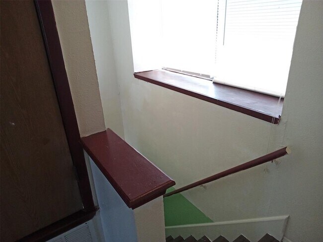 Building Photo - 1400 W Braker Ln