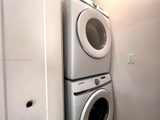 Building Photo - 8753 SW 34th St