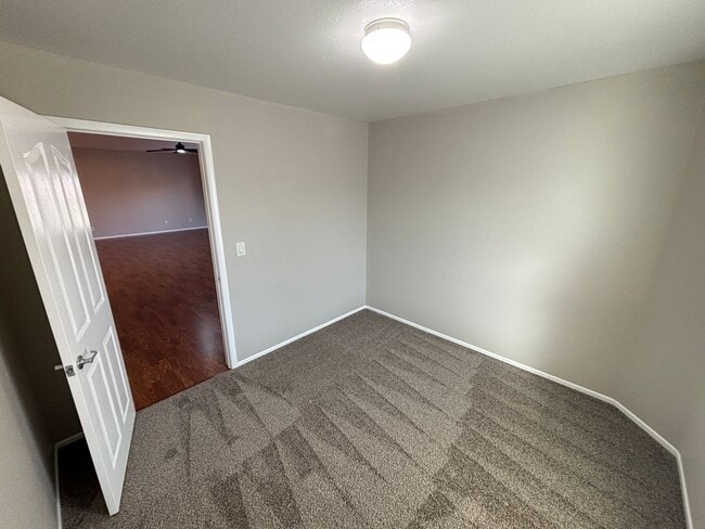 Building Photo - Gorgeous 6Bed/5Bath/4Car, 2-Story Home located in the Mountains Edge