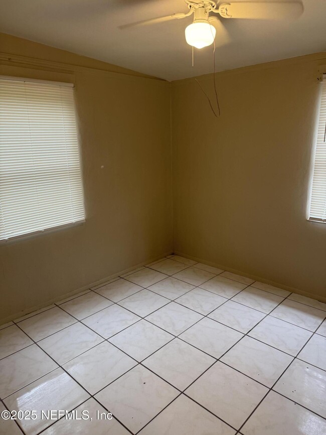 Building Photo - 10513 Gailwood Cir E