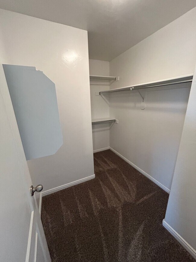 Building Photo - Great 5 Bed 2.5 Bath Home Newly Remodeled