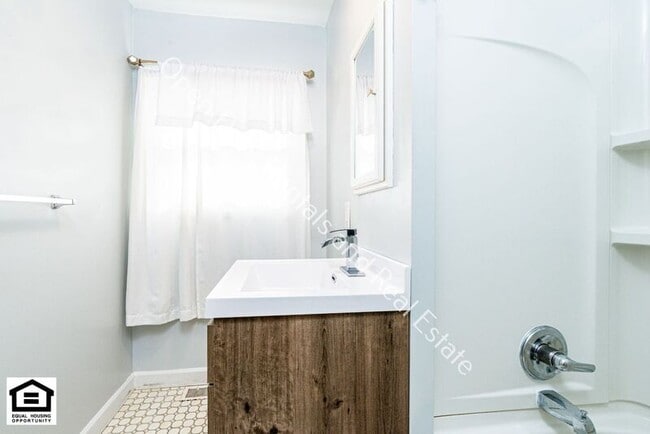 Building Photo - 605 N Camden Dr