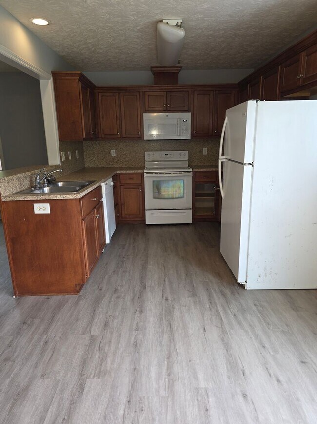 Building Photo - A Great Starter Home Just For YOU!