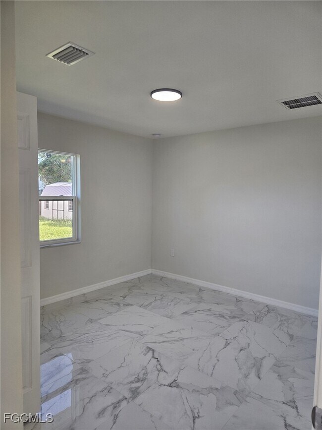 Building Photo - 397 Carrillon Ave S