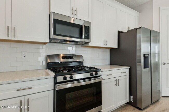 Building Photo - 205 Daydream Ave