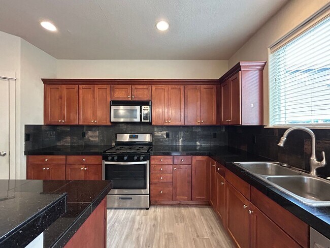 Building Photo - Spacious 4 Bed, 2.5 Bath Home!